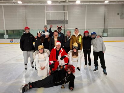 Vianočné korčuľovanie v maskách