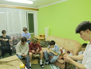 Veľkonočné tradície - pletenie korbáčov 