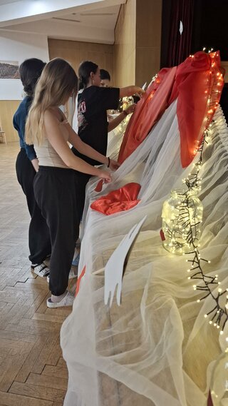 Výzdoba spoločenskej miestnosti na Valentínsku diskotéku