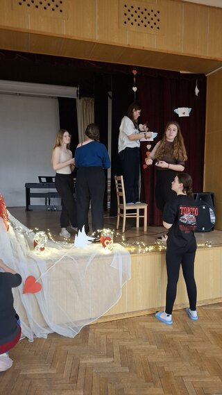 Výzdoba spoločenskej miestnosti na Valentínsku diskotéku