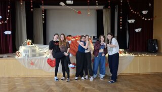 Výzdoba spoločenskej miestnosti na Valentínsku diskotéku