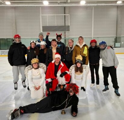 Vianočné korčuľovanie v maskách