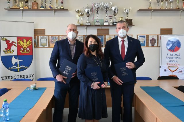 Podpísanie Memoranda o budúcej spolupráci medzi TSK, Slovenským florbalovým zväzom a Strednou športovou školou. 