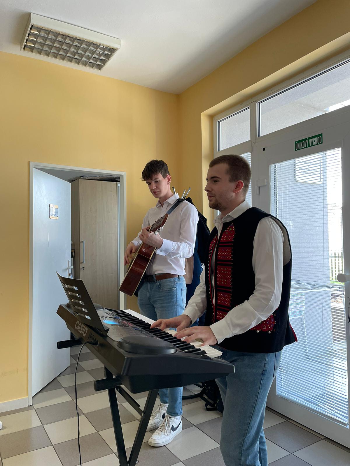 Študenti spríjemňujú voľný čas seniorom