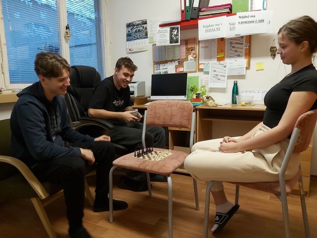 Majstri vs Grandmajsterka v šachu